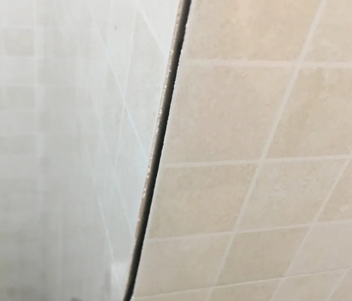 陇县瓷砖空鼓维修公司分享阳台瓷砖脱落的修复过程可以分为以下几个步骤